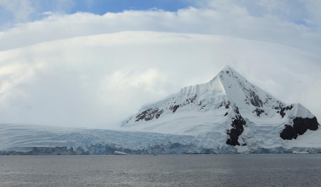 Revelan el verdadero origen de la montaña con forma de pirámide en la Antártida-0